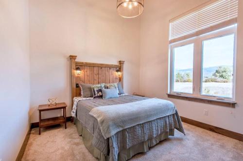 维克托Moose Willow at Teton Valley Idaho的一间卧室设有一张大床和一个窗户。