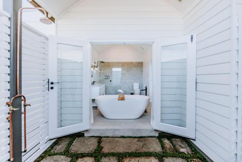 贝利The Homestead的白色的浴室设有浴缸和水槽。