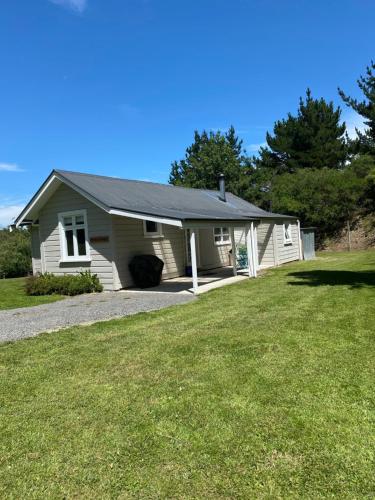  WaipukurauParatu Farm Cottage in a quiet rural setting.的相册照片