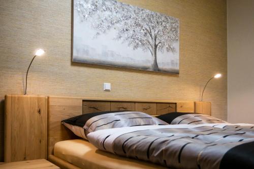 KolonieWendenkoenighof的一间卧室设有两张床,墙上挂着一幅画