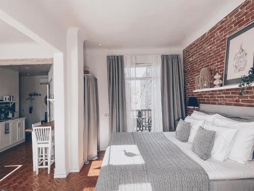 哈普萨卢Hapsal Dietrich apartemendid的一间卧室设有一张床和砖墙