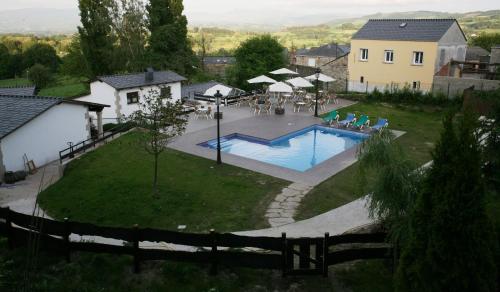 萨里亚卡萨巴尔巴德罗旅馆的享有庭院游泳池的顶部景色