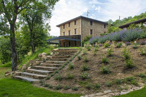 阿西西Incantico "Eco Resort"的一座花园,在一座建筑前设有楼梯