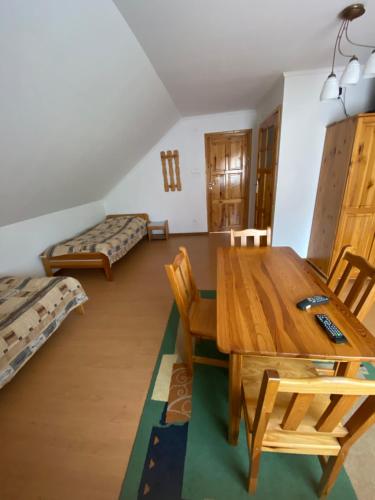 赖曼瑙-兹德鲁伊Agroturystyka Marysieńka的客厅配有木桌和椅子