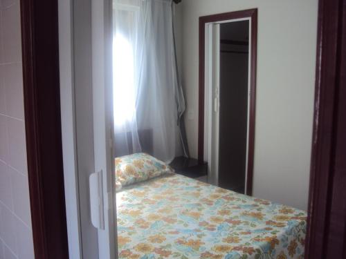 里约热内卢里约塔夸拉甜蜜民宿的一间卧室配有一张带鲜花毯子的床
