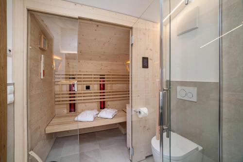 帕尔奇内斯Engel Appartements Summerfrisch的带淋浴和卫生间的浴室