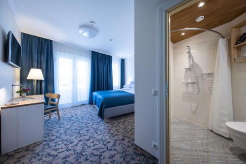 维尔扬迪亚撒旅馆的酒店客房设有带一张床和淋浴的浴室