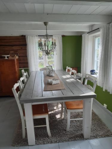 HøvågLillekleiv的一间配备有白色桌椅的用餐室