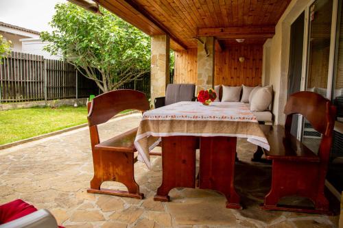 洛泽内茨Villa Beni ~ 4-Bedroom Private House的天井上的木桌和椅子