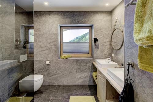 劳里斯Ju and Me Garden Lodge的一间带卫生间、水槽和窗户的浴室