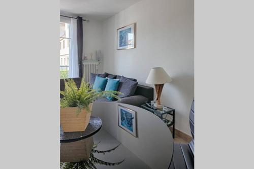 尼斯Charme et Confort pour vos vacances sur Nice的客厅配有沙发和桌子
