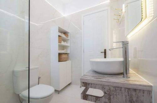 卡尔扎迈纳Alta Vista Luxury House的白色的浴室设有水槽和卫生间。