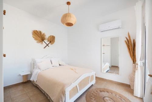 卡尔扎迈纳Alta Vista Luxury House的白色卧室配有床和镜子
