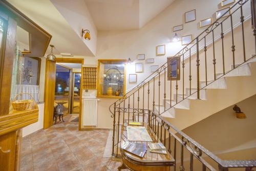 马里博尔特拉纳佳妮酒店的楼梯和船屋,地板上
