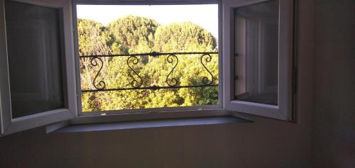 塞里尼昂Plénitude的开放式窗户,享有树林美景