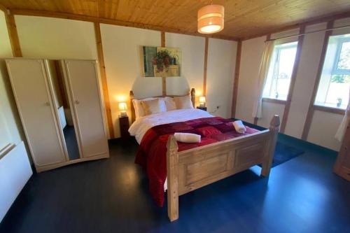斯温福德The Cosy Cabin的一间带木床的卧室,位于带窗户的客房内