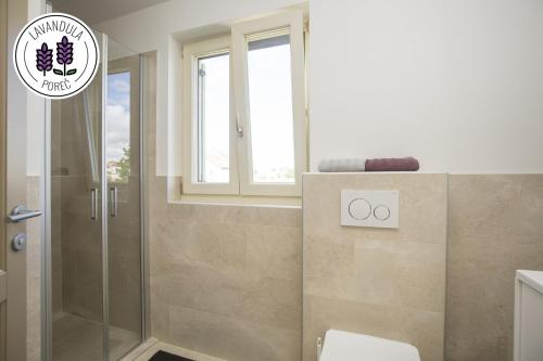 诺瓦瓦斯Ferienresidenz Lavandula的带淋浴和卫生间的浴室以及窗户。