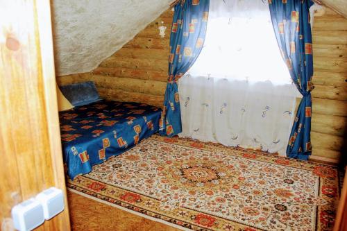 Novaya GreblyaКотедж ,,Чудовий"з банькою的小房间设有床和窗户