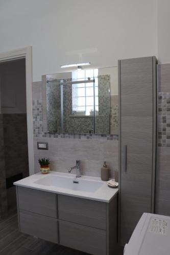 锡拉库扎Roccia Bianca的一间带水槽和镜子的浴室