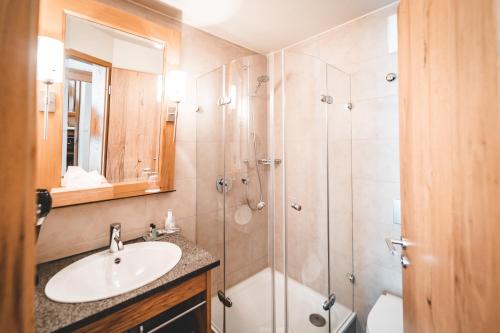 乌尔姆鲁文酒店的一间带水槽和淋浴的浴室