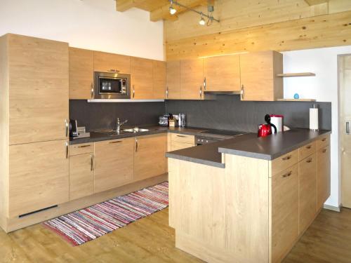 塔克森巴赫Apartment Hinterkerschbaum - BRG109 by Interhome的厨房配有木制橱柜和台面
