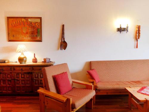 南达Apartment Christiania 2 Tbel by Interhome的客厅配有两把椅子和一张桌子