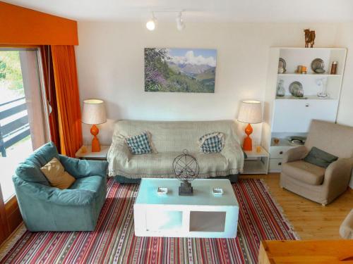 南达Apartment Bel Alp D3 by Interhome的带沙发和咖啡桌的客厅
