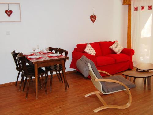 南达丘尔杜迪波尔四内达兹站公寓的客厅配有桌子和红色沙发