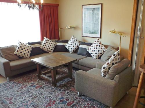 采尔马特Apartment St- Martin by Interhome的客厅配有沙发和桌子