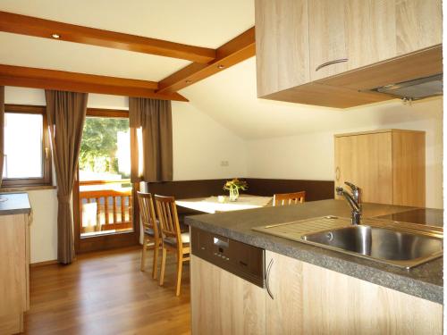 索尔登Apartment Alpenblick - SOE750 by Interhome的厨房配有水槽和台面