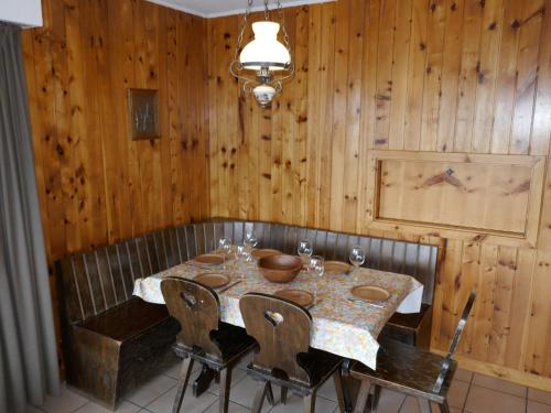 南达Apartment Christiania I F4 by Interhome的用餐室设有桌椅和木墙