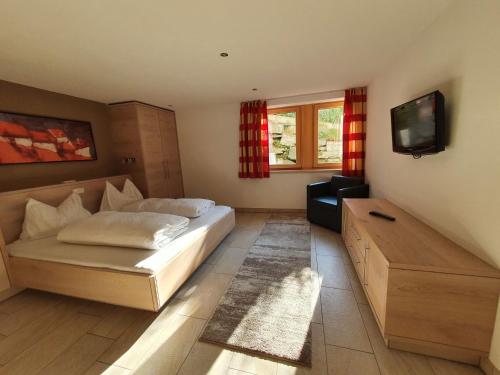 伊施格尔Apartment Stefan - ISL506 by Interhome的一间卧室配有一张床和一台电视