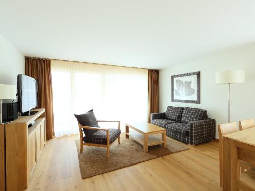 采尔马特Apartment Zur Matte B-6 by Interhome的带沙发和电视的客厅