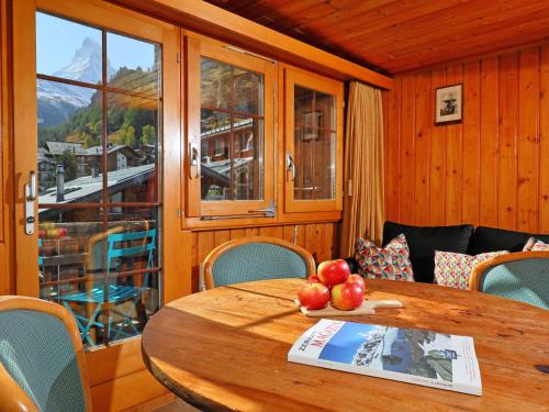 采尔马特采尔马特劳伯之家公寓的一张木桌,上面有苹果