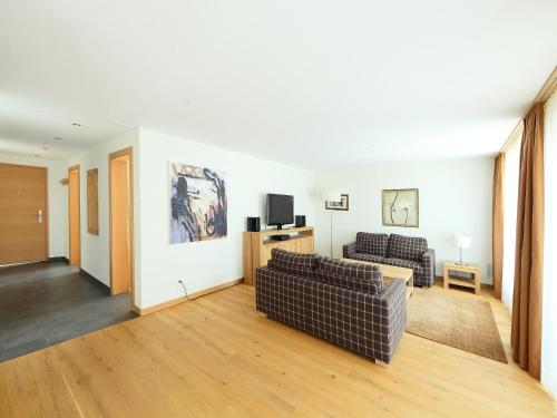 采尔马特Apartment Zur Matte B-4 by Interhome的客厅配有两张沙发和一台电视机