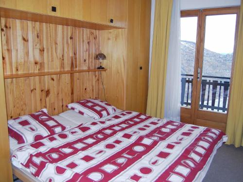 韦松纳博索雷尔韦松纳公寓的一间卧室配有红色和白色床单