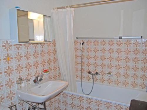 韦松纳博索雷尔韦松纳公寓的一间带水槽和淋浴的浴室