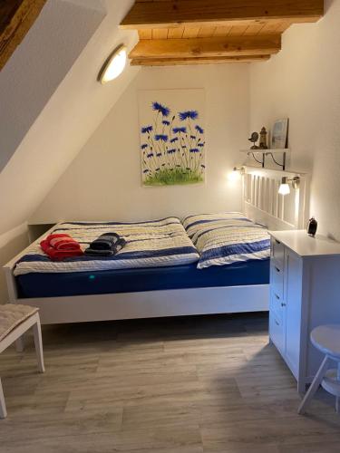 RappinFerienwohnung Otto的一间小卧室,配有一张床和一张书桌