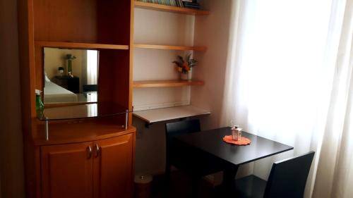 弗洛里亚诺波利斯Insta Hostel Floripa的客房设有书桌和带镜子的桌子