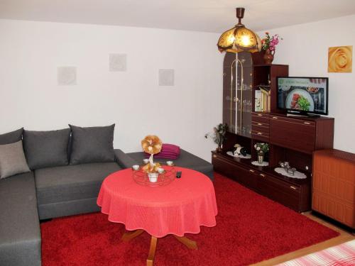 BuchholzHoliday Home Zum Blauen Pfau by Interhome的客厅配有沙发和桌子