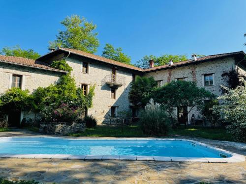 Torre BormidaMulino Gorretta Langhe House with swimming pool的一座房子前面设有游泳池