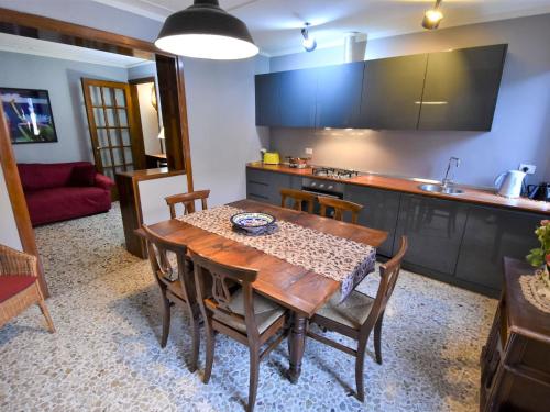 威尼斯Apartment Casa San Vio by Interhome的厨房以及带木桌和椅子的用餐室。