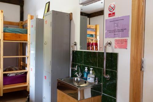 赫尔斯顿Holifield Farm Hostel & Community Project的客房内的盥洗盆浴室