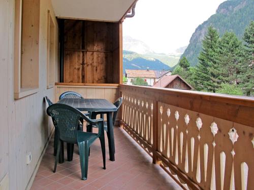 坎皮泰洛Apartment Giovanni - CPO359 by Interhome的阳台配有桌椅,享有山景。