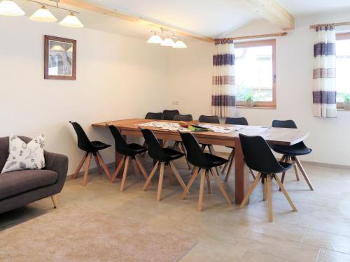 卡顿巴赫Apartment Luxner - KAB137 by Interhome的一间带桌椅的用餐室