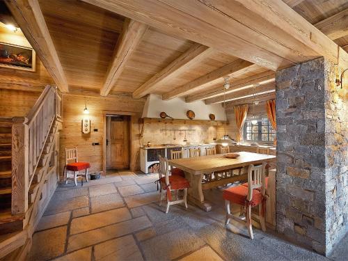 格罗索托Chalet Chalet Anna by Interhome的厨房设有木制天花板和桌椅