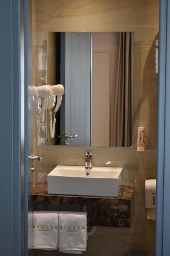 都拉斯Giulia Albérgo Hotel的浴室设有白色水槽和镜子