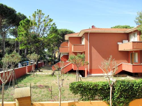 毕博纳的码头Apartment Campeggio del Forte-1 by Interhome的前面有树木的建筑