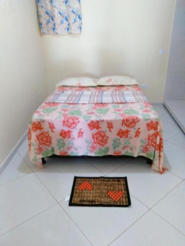 卡博迪圣阿戈斯蒂尼奥Casa Vista Maravilhosa的地板上铺着地毯的房间的一张床位