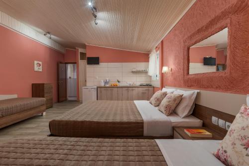 Ouzas luxury Hotel客房内的一张或多张床位